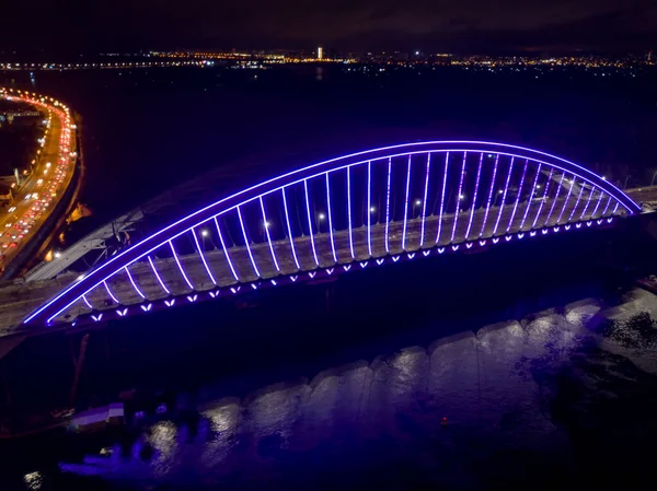 Drohnen Aus Der Luft Moderne Bogenkabelbrücke Kiew Abend Farbige Beleuchtung — Stockfoto