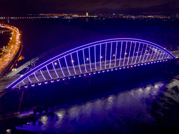 Drohnen Aus Der Luft Moderne Bogenkabelbrücke Kiew Abend Farbige Beleuchtung — Stockfoto