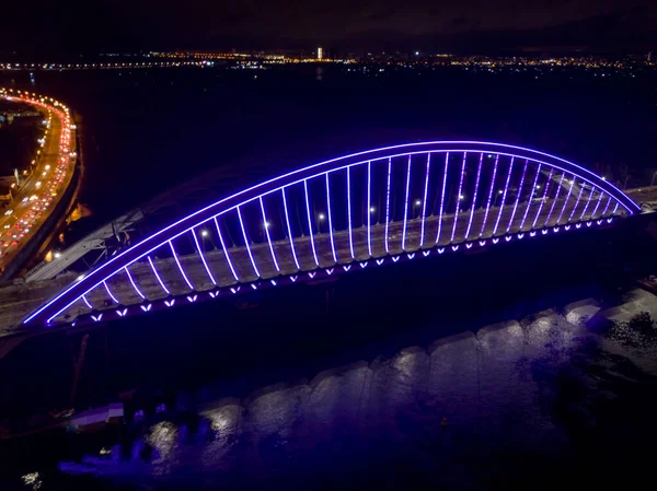 Drohnen Aus Der Luft Moderne Bogenkabelbrücke Kiew Abend Farbige Beleuchtung — Stockfoto