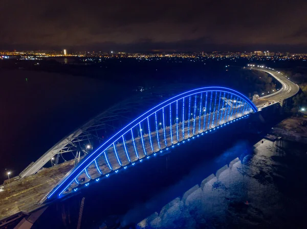 Drohnen Aus Der Luft Moderne Bogenkabelbrücke Kiew Abend Farbige Beleuchtung — Stockfoto