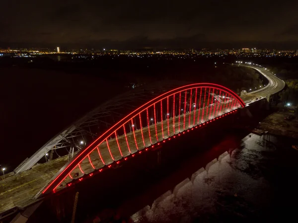 Drohnen Aus Der Luft Moderne Bogenkabelbrücke Kiew Abend Farbige Beleuchtung — Stockfoto