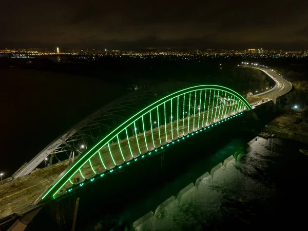 Drohnen Aus Der Luft Moderne Bogenkabelbrücke Kiew Abend Farbige Beleuchtung — Stockfoto
