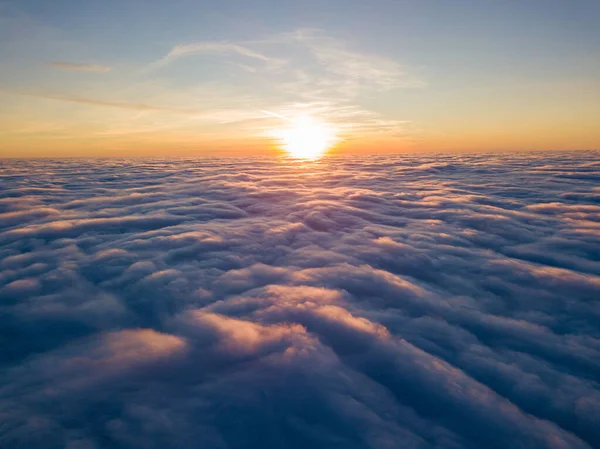 中雲の上の日没 航空高飛行 太陽の最後の光が雲の上に輝き — ストック写真