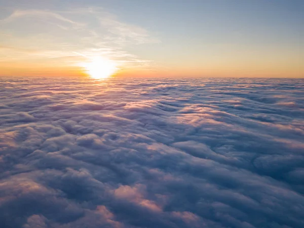 Zachód Słońca Nad Kręconymi Chmurami Wysoko Latający Samolot Ostatnie Promienie — Zdjęcie stockowe