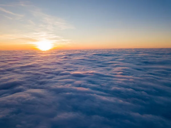 Solnedgång Över Lockiga Moln Antenn Hög Flygning Solens Sista Strålar — Stockfoto