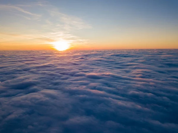 Kıvırcık Bulutların Üzerinde Gün Batımı Havada Yüksek Uçuş Güneşin Son — Stok fotoğraf