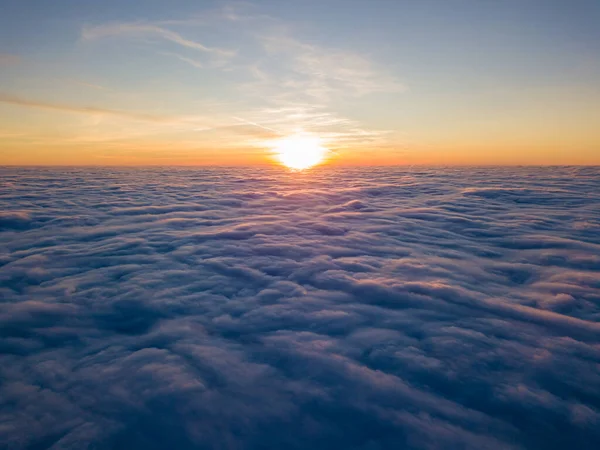 中雲の上の日没 航空高飛行 太陽の最後の光が雲の上に輝き — ストック写真