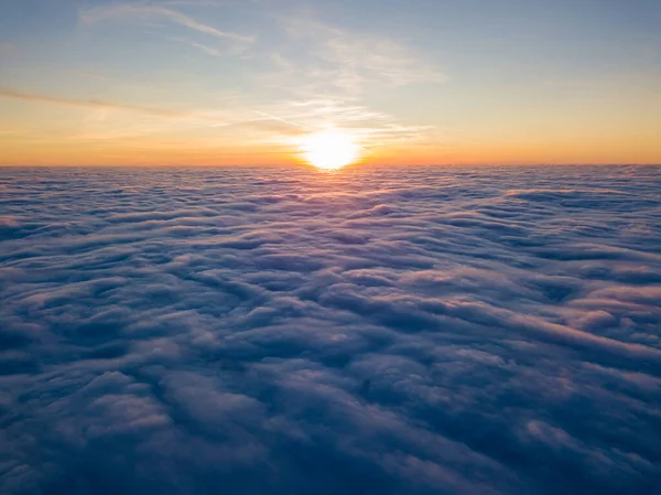 中雲の上の日没 航空高飛行 太陽の最後の光が雲の上に輝き — ストック写真