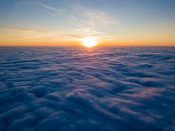 Kıvırcık Bulutların Üzerinde Gün Batımı Havada Yüksek Uçuş Güneşin Son — Stok fotoğraf