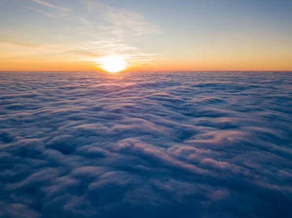 中雲の上の日没 航空高飛行 太陽の最後の光が雲の上に輝き — ストック写真