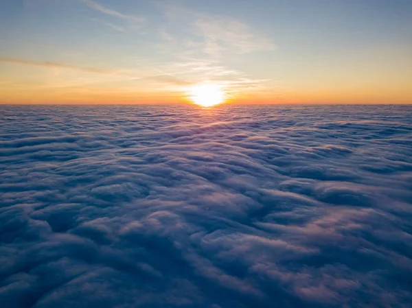 中雲の上の日没 航空高飛行 太陽の最後の光が雲の上に輝き — ストック写真