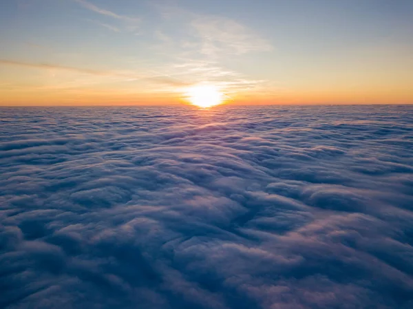 Solnedgång Över Lockiga Moln Antenn Hög Flygning Solens Sista Strålar — Stockfoto