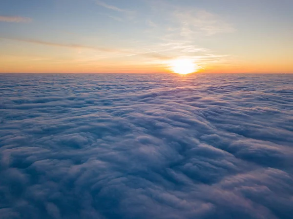 Solnedgång Över Lockiga Moln Antenn Hög Flygning Solens Sista Strålar — Stockfoto