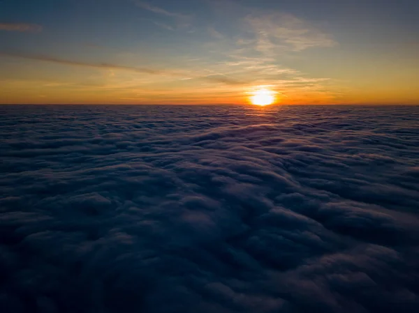 Solnedgång Över Lockiga Moln Antenn Hög Flygning Solens Sista Strålar — Stockfoto