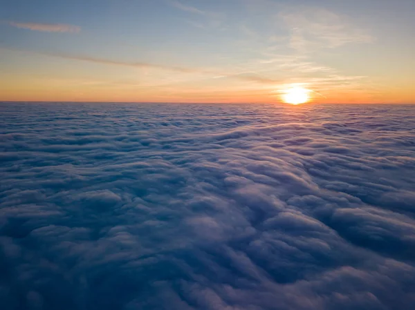 Solnedgång Över Lockiga Moln Antenn Hög Flygning Solens Sista Strålar — Stockfoto