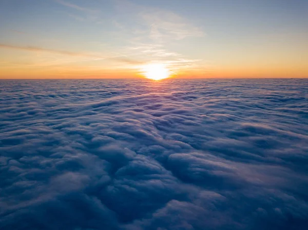 中雲の上の日没 航空高飛行 太陽の最後の光が雲の上に輝き — ストック写真