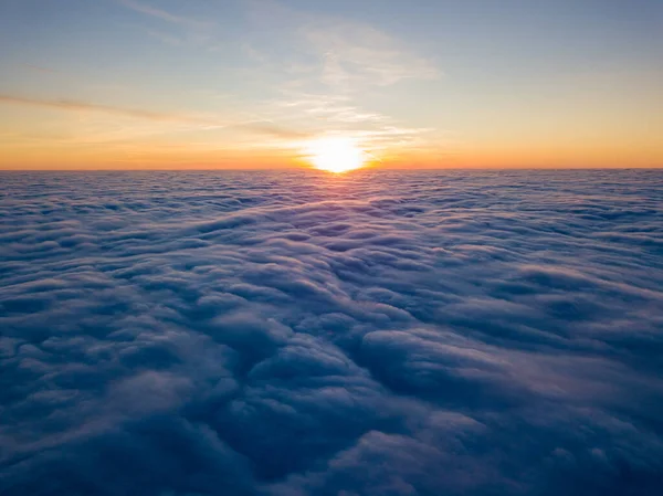 Solnedgång Över Lockiga Moln Antenn Hög Flygning Solens Sista Strålar — Stockfoto