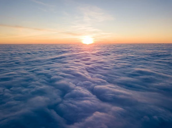 Solnedgång Över Lockiga Moln Antenn Hög Flygning Solens Sista Strålar — Stockfoto