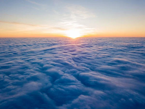 中雲の上の日没 航空高飛行 太陽の最後の光が雲の上に輝き — ストック写真