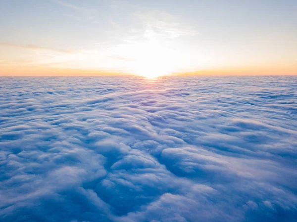 Solnedgång Över Lockiga Moln Antenn Hög Flygning Solens Sista Strålar — Stockfoto