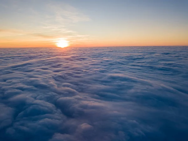 Solnedgång Över Lockiga Moln Antenn Hög Flygning Solens Sista Strålar — Stockfoto