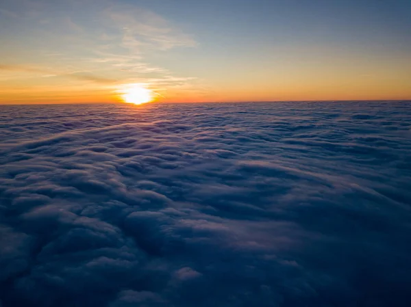 Solnedgång Över Lockiga Moln Antenn Hög Flygning Solens Sista Strålar — Stockfoto