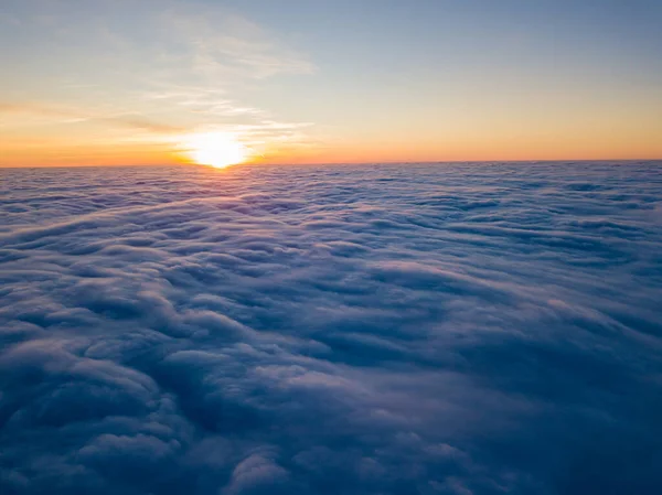 中雲の上の日没 航空高飛行 太陽の最後の光が雲の上に輝き — ストック写真