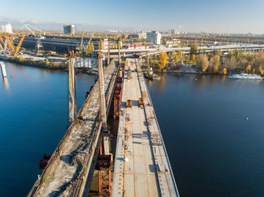 Kiev 'deki köprü inşaatı. Güneşli bir sonbahar sabahı. Hava aracı görünümü.