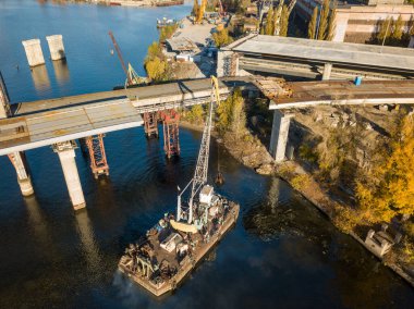 Kiev 'deki köprü inşaatı. Güneşli bir sonbahar sabahı. Hava aracı görünümü.