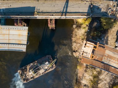 Kiev 'deki köprü inşaatı. Güneşli bir sonbahar sabahı. Hava aracı görünümü.