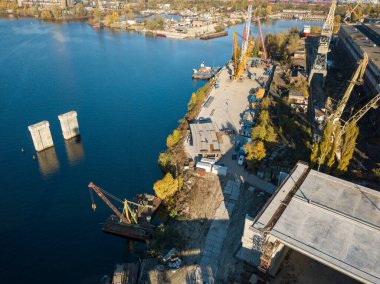 Kiev 'deki köprü inşaatı. Güneşli bir sonbahar sabahı. Hava aracı görünümü.