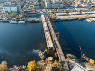 Kiev 'deki köprü inşaatı. Güneşli bir sonbahar sabahı. Hava aracı görünümü.