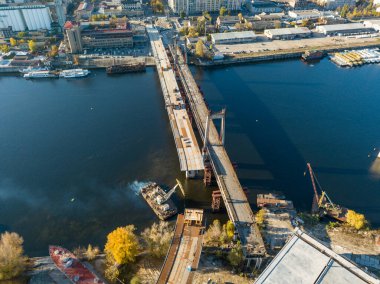 Kiev 'deki köprü inşaatı. Güneşli bir sonbahar sabahı. Hava aracı görünümü.