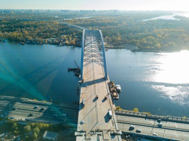 Kiev 'deki köprü inşaatı. Güneşli bir sonbahar sabahı. Hava aracı görünümü.