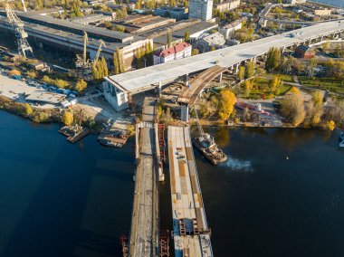 Kiev 'deki köprü inşaatı. Güneşli bir sonbahar sabahı. Hava aracı görünümü.