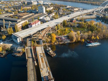 Kiev 'deki köprü inşaatı. Güneşli bir sonbahar sabahı. Hava aracı görünümü.