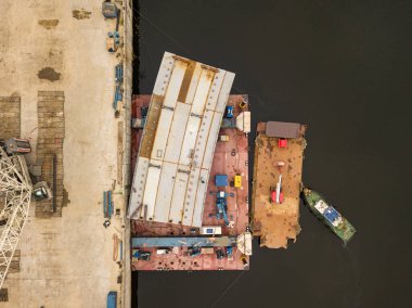 Kiev 'deki köprü inşaatı. Bulutlu bir sonbahar sabahı. Hava aracı görünümü.