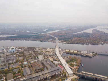 Hava aracı görüntüsü. Kiev 'deki Dinyeper manzarası.