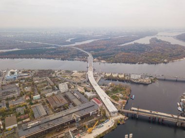 Hava aracı görüntüsü. Kiev 'deki Dinyeper manzarası.