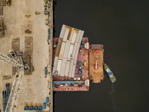 基辅的桥梁建筑工地秋天多云的早晨 空中无人驾驶飞机视图 — 图库照片