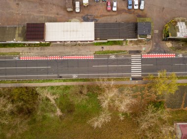 Hava aracı görüntüsü. Bisiklet işaretli otoyol.