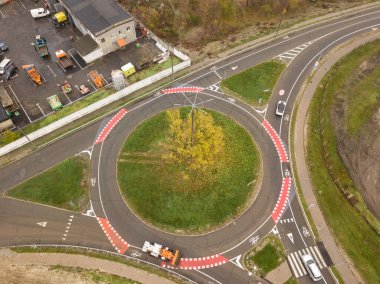 Hava aracı görüntüsü. Bisiklet işaretli otoyol.