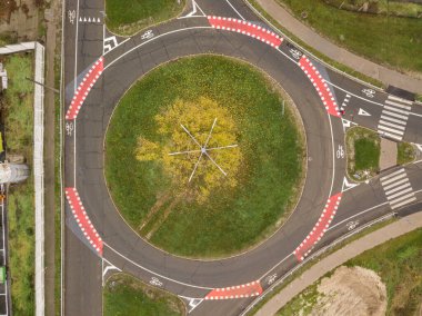Hava aracı görüntüsü. Bisiklet işaretli otoyol.