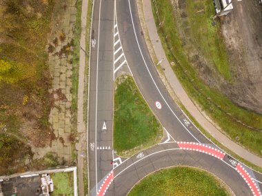 Hava aracı görüntüsü. Bisiklet işaretli otoyol.