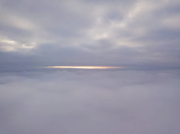 Magas Légi Repülés Köd Felhők Között — Stock Fotó