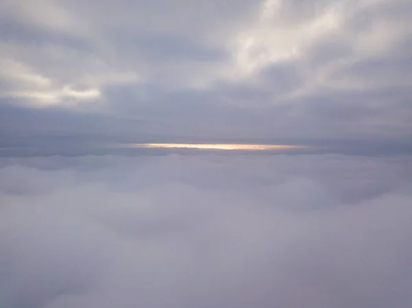 霧と雲の間の高い空の飛行 — ストック写真