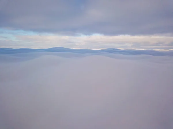 Voo Aéreo Alto Entre Nevoeiro Nuvens — Fotografia de Stock