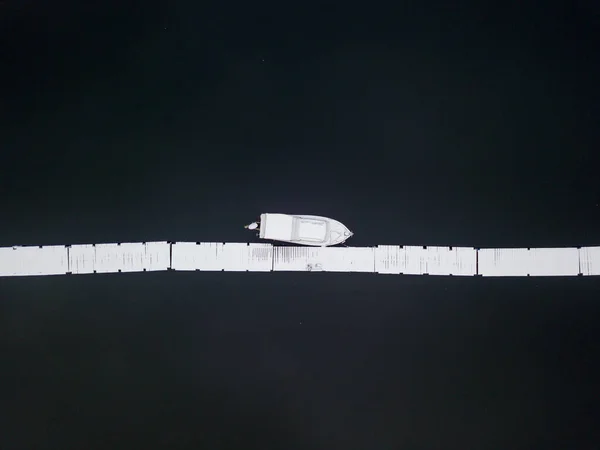 Légi Drón Felülnézetből Csónak Havas Mólón — Stock Fotó