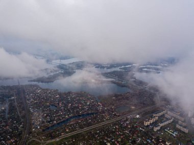 Kiev üzerindeki bulutlarda yüksek hava uçuşları. Sonbahar bulutlu bir sabah, Dinyeper Nehri ufukta görünüyor..