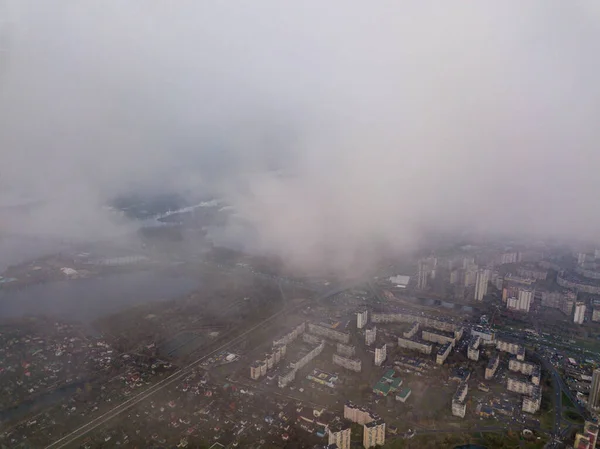 Alto Vuelo Aéreo Las Nubes Sobre Kiev Una Mañana Nublada —  Fotos de Stock
